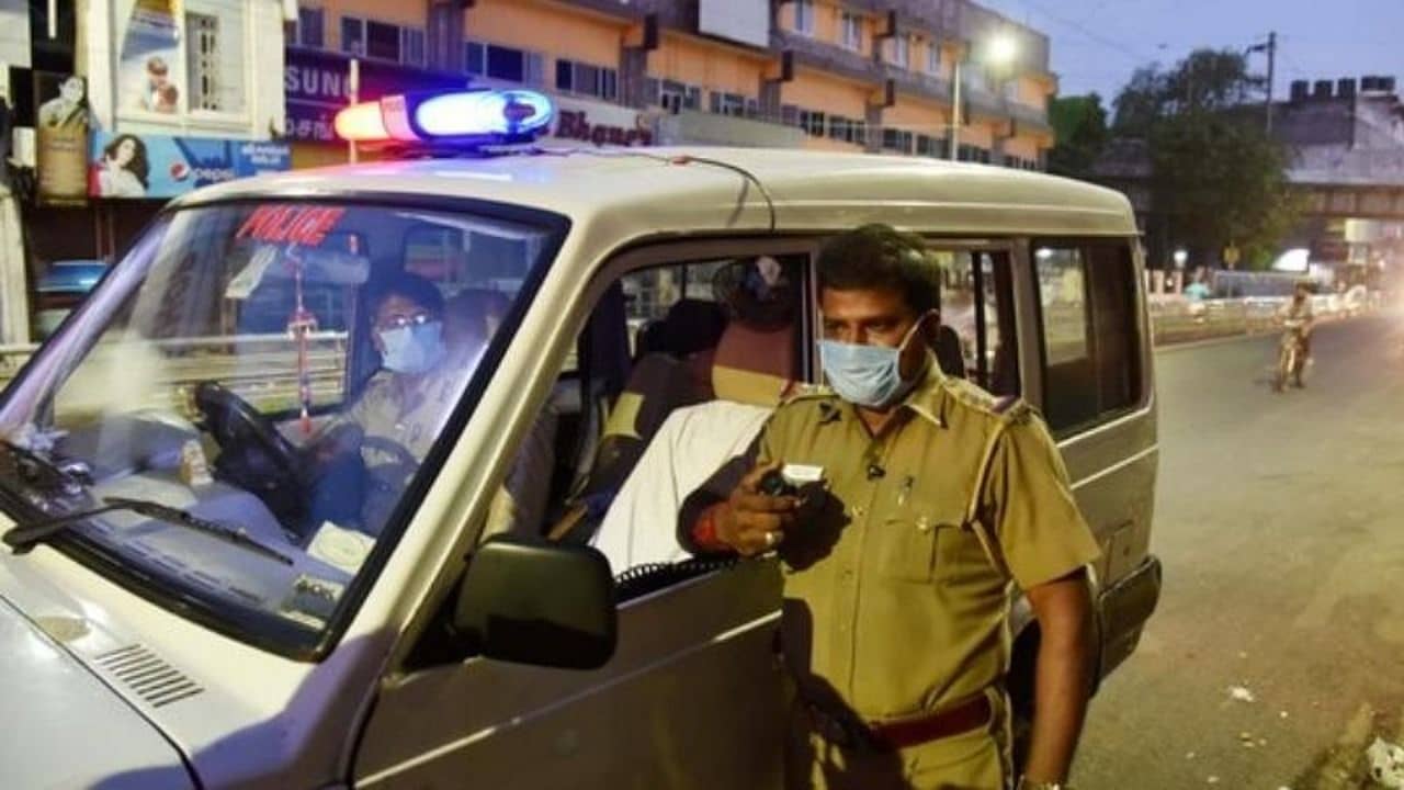 Crime News: রোজ উত্যক্ত করত স্কুলছাত্রীকে, সুযোগ পেয়েই ভয়ঙ্কর কাণ্ড ঘটাতে গেল যুবক, তারপর...