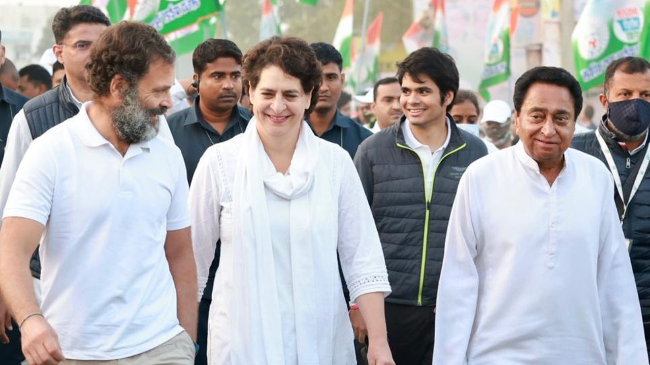 Rahul Gandhi-Priyanka Gandhi: এক গাল হাসি, হাতে হাত, দাদা রাহুলের সঙ্গে পা মেলালেন প্রিয়ঙ্কাও