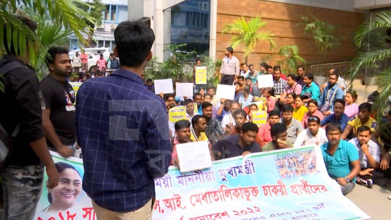 Khadya Bhavan: নিয়োগের দাবি তুলে খাদ্যভবনের সামনে ফুড ইন্সপেক্টর পদে চাকরিপ্রার্থীদের বিক্ষোভ