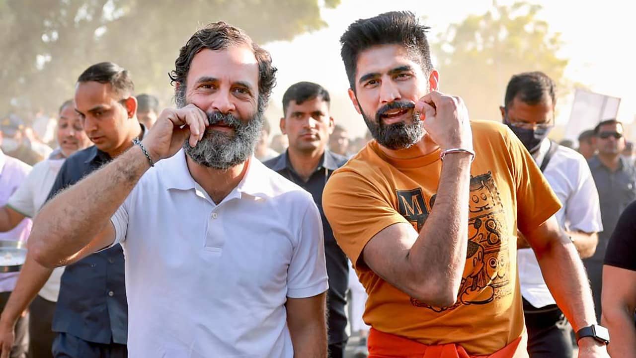 Watch Video: যাত্রার মাঝেই গোঁফে তা রাহুলের, সঙ্গ দিলেন অলিম্পিকের পদকজয়ী বিজেন্দর সিং