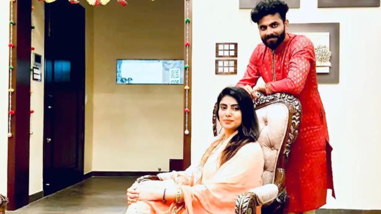 Ravindra Jadeja's Wife: নির্বাচনের ২২ গজে অভিষেক? বিজেপির হয়ে ভোটে লড়তে পারেন জাডেজা-জায়া