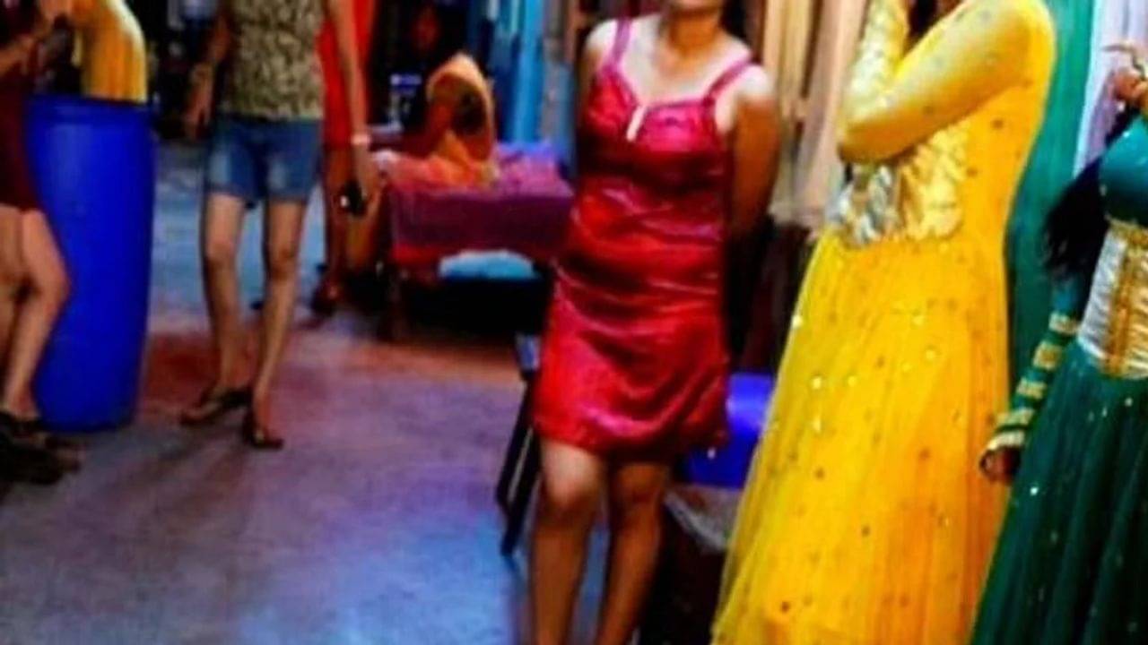 Asansol Red Light Area: ঘণ্টায় তিন হাজার, এই রেটে ঘরে ঢুকিয়ে বেরনোর সময়ে বলা হচ্ছে দেড় লক্ষ টাকা! যৌনপল্লিতে সমান্তরালভাবে চলছে আরও এক ব্যবসা