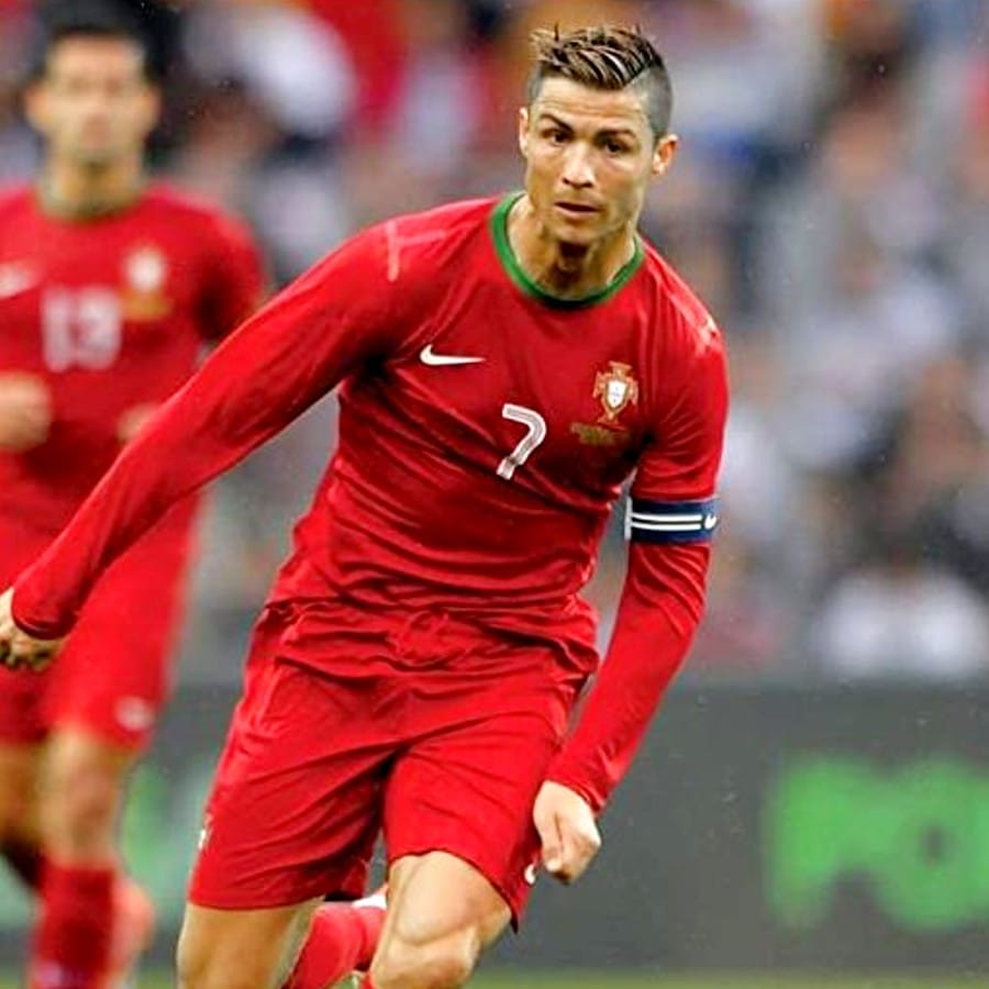 ক্রিশ্চিয়ানো রোনাল্ডো: লিও মেসির প্রবল প্রতিদ্বন্দ্বী এবং বিশ্বের অন্যতম সেরা ফুটবলার। ৩৭ বছরের রোনাল্ডোর নিশ্চিতভাবেই এটা শেষ বিশ্বকাপ হতে চলেছে। আন্তর্জাতিক ফুটবলে সর্বাধিক গোলস্কোরার রোনাল্ডোর হাতে বিশ্বকাপ দেখতে চাইছে আপামর সিআর সেভেন ভক্তরা।(ছবি:টুইটার) 