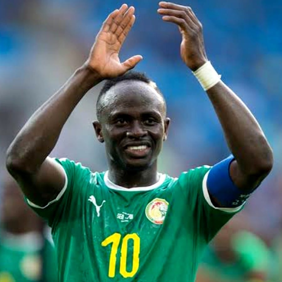  সাদিও মানে: বায়ার্ন মিউনিখ তারকা সাদিও মানে এবারের ব্যালন ডি'ওর জয়ের দোরগোড়ায় ছিলেন। ২০১৮ সালে সব আফ্রিকান দলগুলি গ্রুপ স্টেজ থেকে ছিটকে গিয়েছিল। কাতারে তাদের মধ্যে অনেকেরই টুর্নামেন্টে অনেক দূর পর্যন্ত এগোনোর সম্ভাবনা আছে। যোগ্যতা অর্জন পর্বে পেনাল্টি শুটআউটে মানের সেনেগাল হারিয়েছে মিশরকে। গ্রুপ এ-তে আয়োজক কাতার, নেদারল্যান্ডস এবং ইকুয়েডরের সঙ্গে রয়েছে সেনেগাল। বিশ্বকাপে সেনেগালকে নিয়ে কতদূর পর্যন্ত এগোতে পারে সাদিও মানে, সেটাই দেখার।(ছবি:টুইটার)