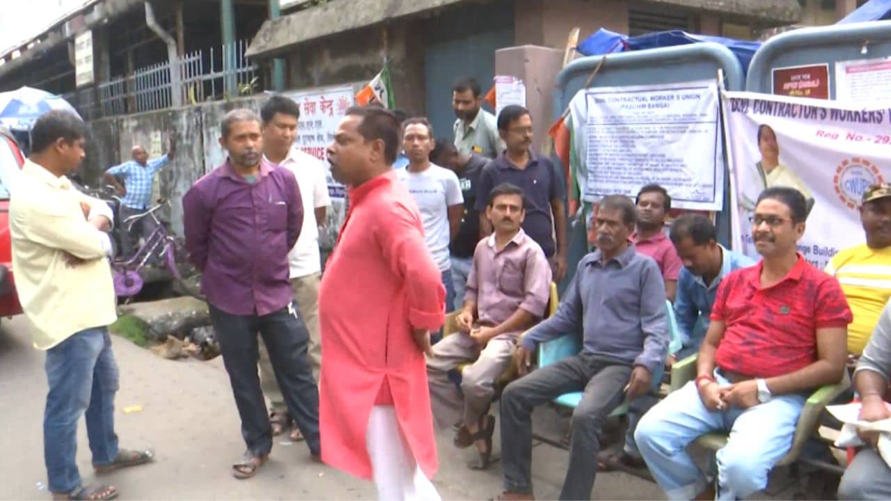 Siliguri Protest: একটানা ১২দিন ধরে BSNL অফিসের সামনে বিক্ষোভ তৃণমূল শ্রমিক সংগঠনের, পরিষেবা বন্ধ হওয়ার জোগাড়