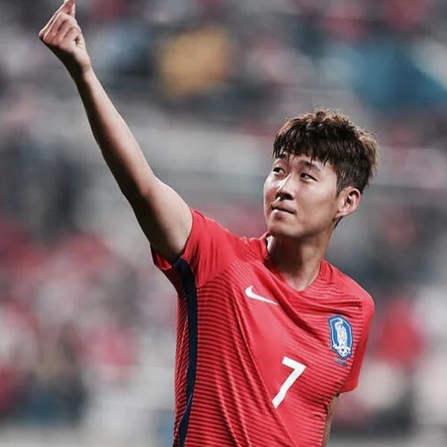 সন হিউ মিন: নিঃসন্দেহে এই টটেনহ্যাম ফরোয়ার্ড এশিয়ার সবচেয়ে বড় ফুটবল তারকা। গ্রুপ এইচ-এ দক্ষিণ কোরিয়া অনেকটা নির্ভর করছে সনের উপর। গত মরসুমে প্রিমিয়র লিগে গোল্ডেন বুট জয়ী সন হিউ মিন ১০৪টি আন্তর্জাতিক ম্যাচ খেলে ৩৫টি গোল করেছেন। ২০১৮ সালে রাশিয়া বিশ্বকাপে সনের গোল গ্রুপ পর্ব থেকে ছিটকে দিয়েছিল জার্মানিকে। এবারও তাঁর দিকে থাকবে নজর। (ছবি:টুইটার)  