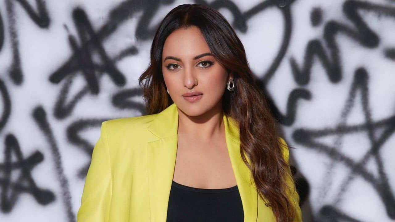 Sonakshi Sinha: ডবল এক্সএল তো কী! ব্রালেট-ব্লেজার-ডেনিমে শীতের শুরুতেই কুল-বেব লুকে উষ্ণতা ছড়ালেন সোনাক্ষী