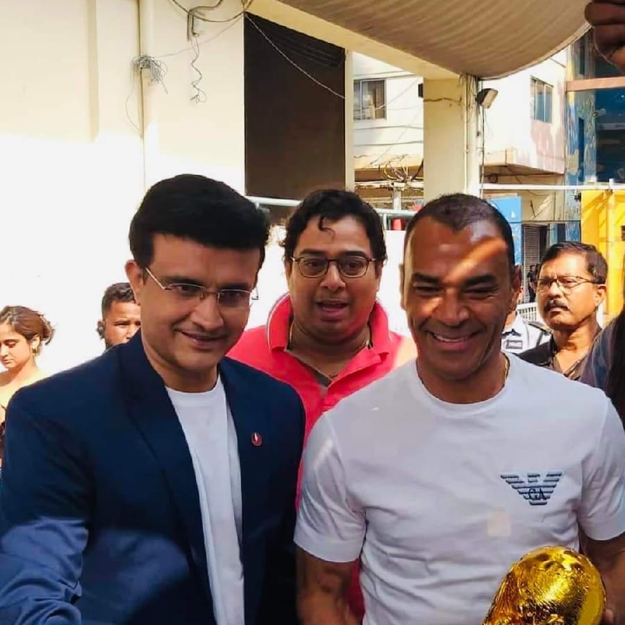 সৌরভ গঙ্গোপাধ্যায়ের কাছ থেকে ক্রিকেটের বিষয়ে খুঁটিনাটি জানার আগ্রহ প্রকাশ করেন কাফু। (ছবি-ফেসবুক)