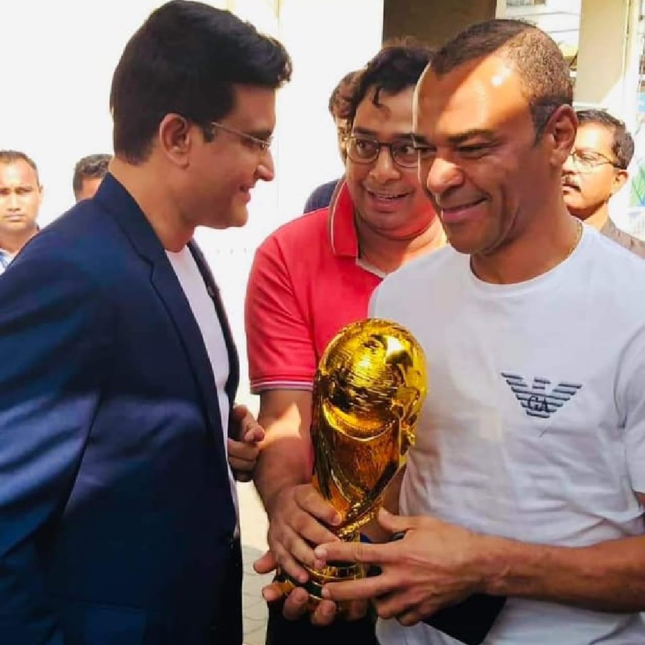 বর্তমানে তিলোত্তমায় রয়েছেন ব্রাজিলিয়ান কিংবদন্তি কাফু (Cafu)। প্রাক্তন ভারত অধিনায়ক সৌরভ গঙ্গোপাধ্যায়ের (Sourav Ganguly) সঙ্গে এ বার দেখা করলেন ব্রাজিলের হয়ে জোড়া বিশ্বকাপজয়ী কাফু। (ছবি-ফেসবুক)
