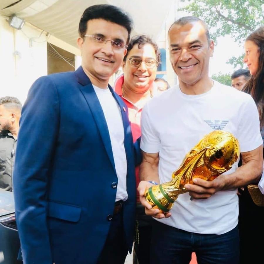 সৌরভের ফুটবলপ্রীতি কারও অজানা নয়। ফলে কাফু ও সৌরভের মধ্যে ক্রিকেটের পাশাপাশি ও ফুটবল নিয়েও দীর্ঘ আলোচনা হয়। (ছবি-ফেসবুক)