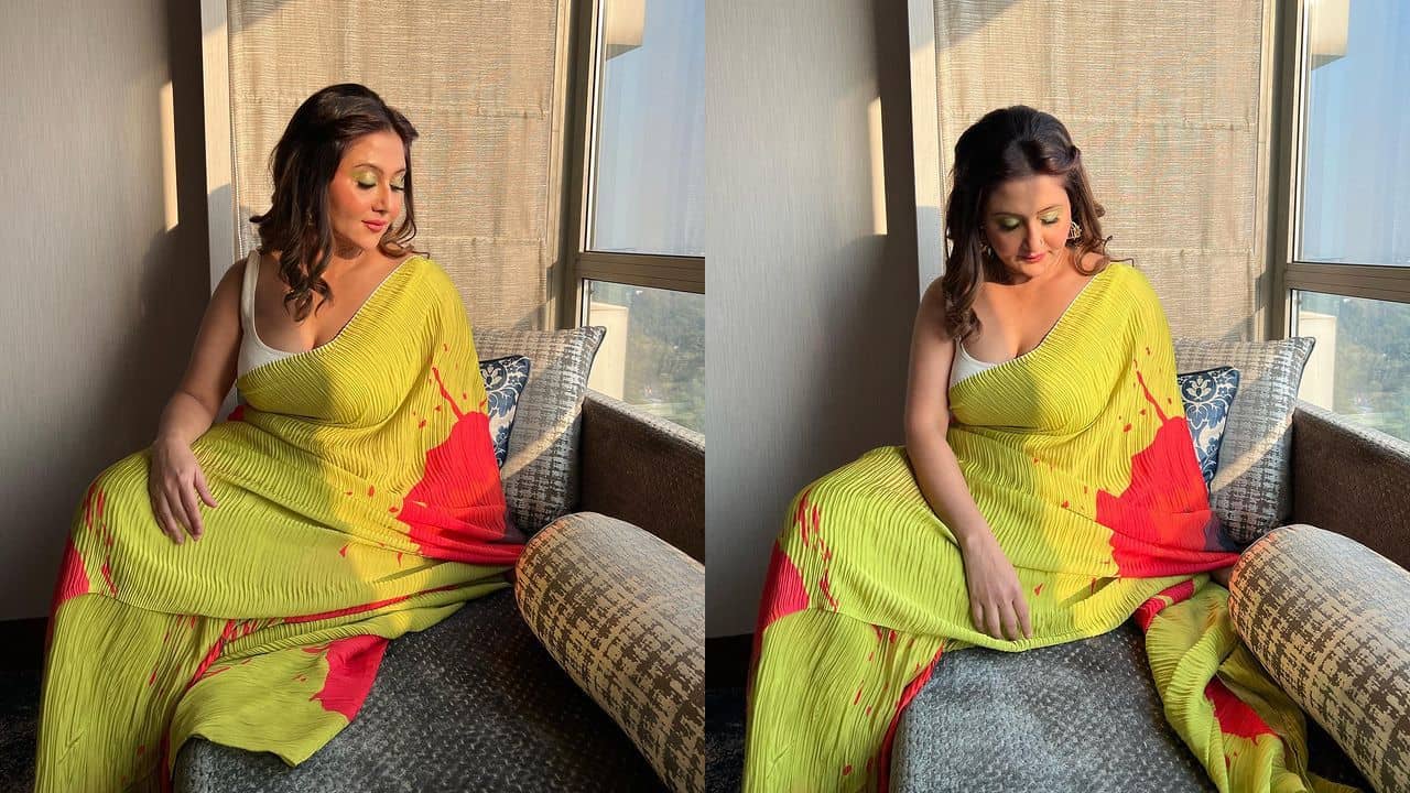 Swastika Mukherjee: স্লিভলেস ব্লাউজের মধ্য দিয়ে উঁকি দিচ্ছে বিভাজিকা, স্বস্তিকার শাড়ি লুক এই সিজ়নে ট্রাই করতে পারেন আপনিও