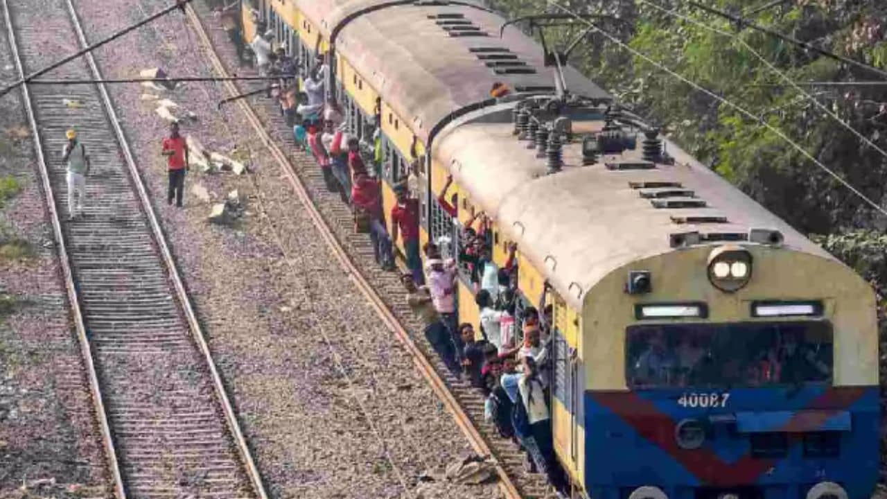 Army Man lost Leg: কথা কাটাকাটির মাঝেই হঠাৎ ধাক্কা টিটিই-র, চলন্ত ট্রেনের নীচে পড়ে ভয়ঙ্কর পরিণতি সেনাকর্মীর