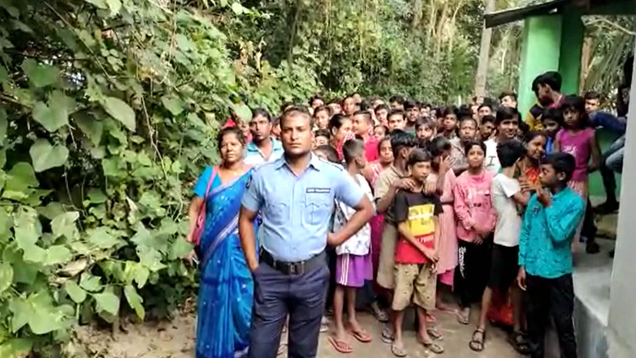 Murder: 'বাবাকে মেরে উঠোনে পুঁতে রেখেছে মা', মেয়েদের অভিযোগে খুঁড়েও দেহ পেল না পুলিশ