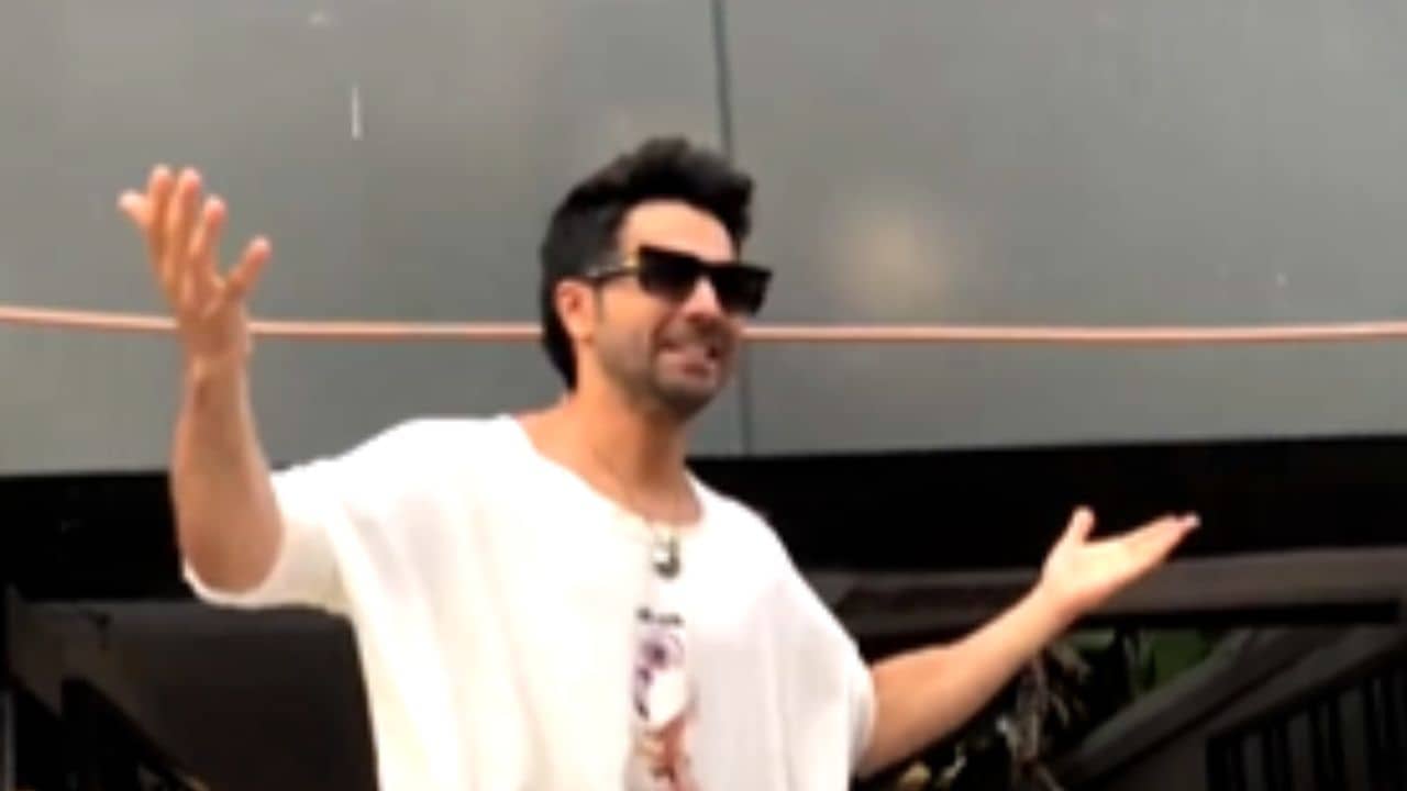 Varun Dhawan: কলকাতায় বরুণ, চতুর্দিকে তুমুল হইচই, ছবি তুলতে ব্যস্ত পুলিশও!