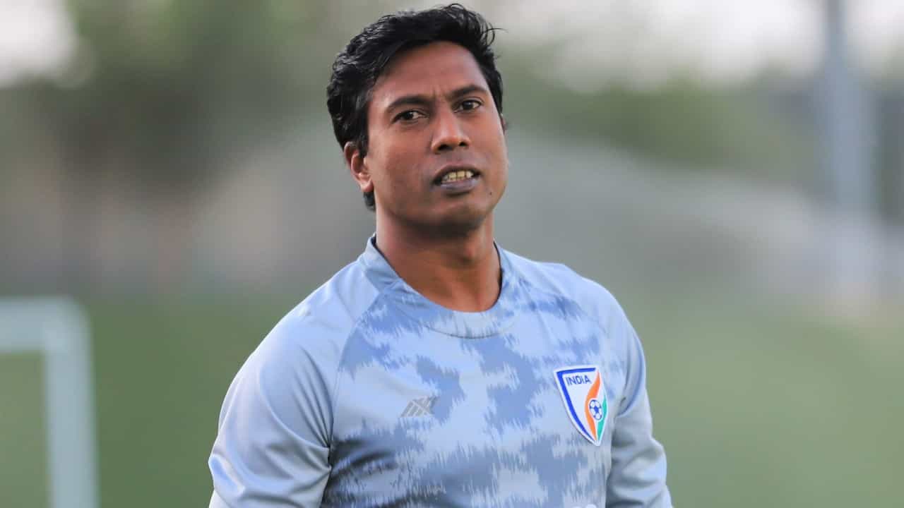 East Bengal: মরসুমের মাঝেই ইস্টবেঙ্গলে নতুন কোচ East Bengal: মরসুমের মাঝেই ইস্টবেঙ্গলে নতুন কোচ