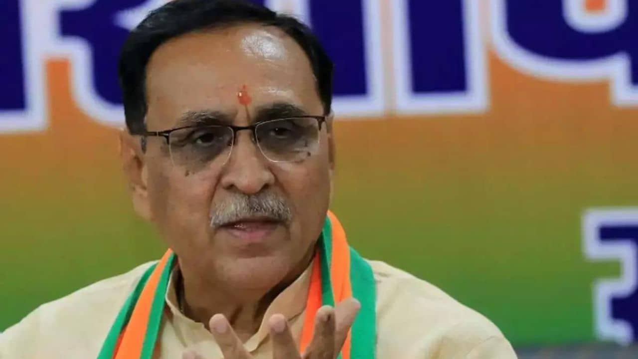 Vijay Rupani: প্রার্থী হতে চান না প্রাক্তন মুখ্যমন্ত্রীই! বিধানসভা নির্বাচনের আগেই কি বিজেপিতেও ধরল ফাটল?