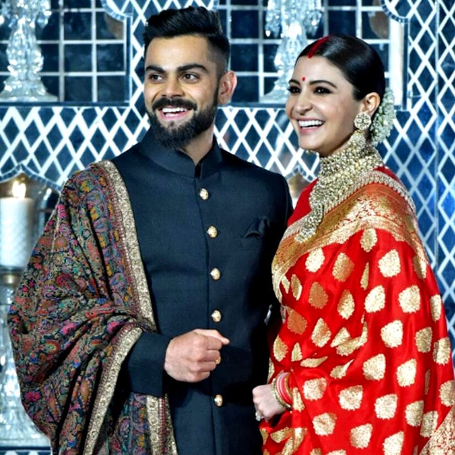 ২০১৭ সালে এল সেই মাহেন্দ্রক্ষণ। ইতালির তাসকানি প্রদেশের এক আঙুরক্ষেতে, সংবাদমাধ্যমের নজর এড়িয়ে বসেছিল বিরুষ্কার স্বপ্নের বিয়ের আসর। সারাজীবন ধরে একে অপরের পাশে থাকার অঙ্গীকার করে নেন। প্রেম পূর্ণতা পায়। ২০২১ সালে এই সেলিব্রিটি দম্পতির কোল আলো করে এসেছে মেয়ে ভামিকা। (ছবি:ইনস্টাগ্রাম) 