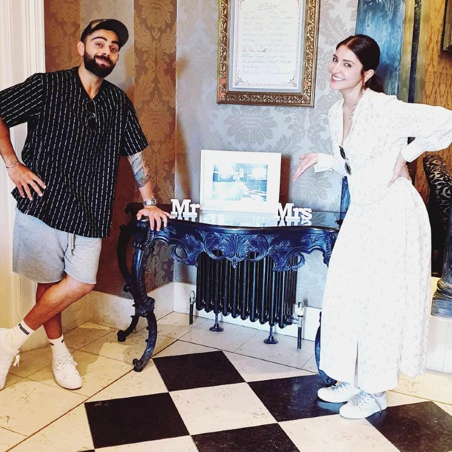 বিরাট-অনুষ্কার পিডিএ বিনোদনের পাতায় নিত্য জায়গা করে নিত। গ্যালারিতে অনুষ্কার দিকে ফ্লাইং কিস ছুঁড়ে দেওয়া থেকে ট্রোলদের সপাটে জবাব, নিজের লেডি লাভকে সবরকমভাবে আগলে রাখেন তৎকালীন ভারতীয় দলের অধিনায়ক।(ছবি:ইনস্টাগ্রাম) 