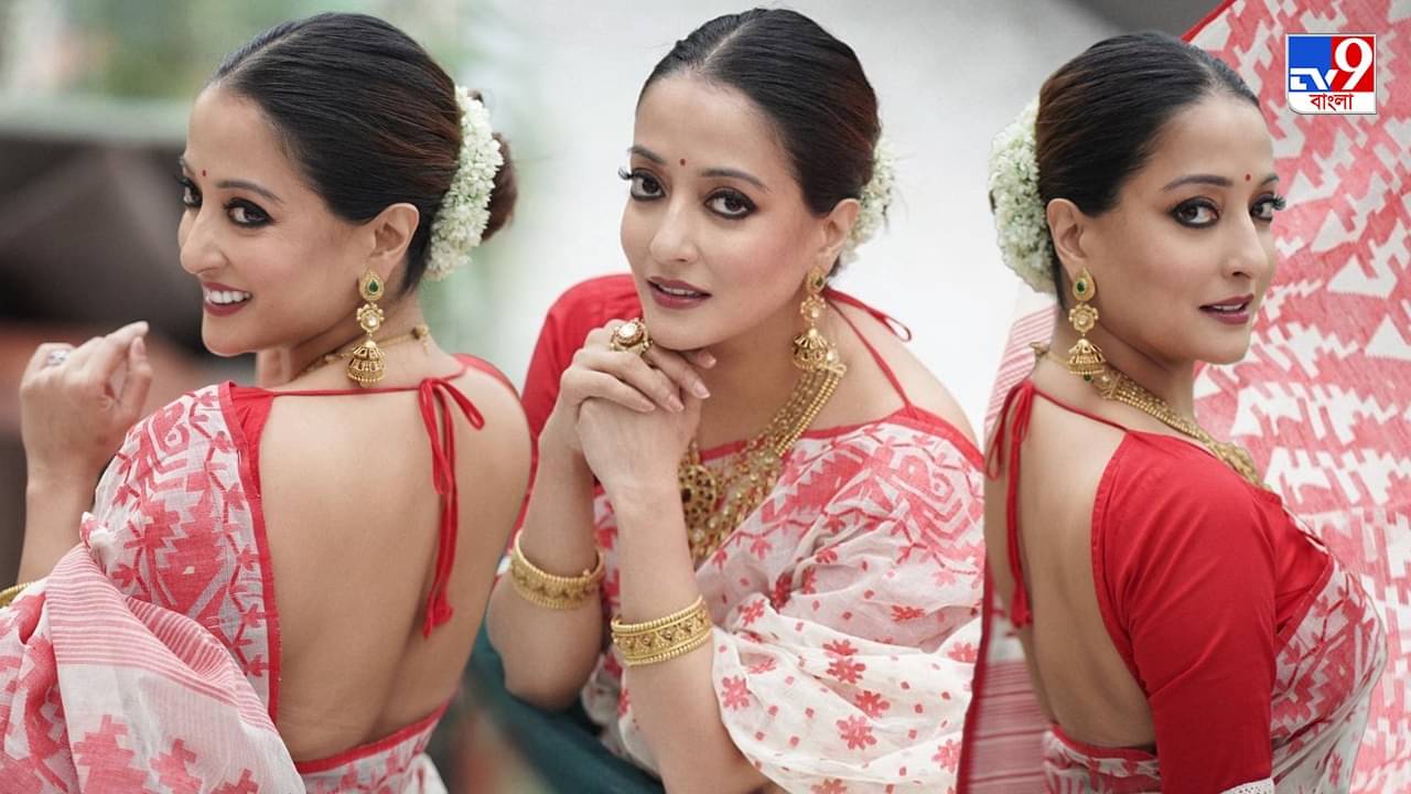 Raima Sen: লাল-সাদা ঢাকাই শাড়িতে সেজে খোঁপায় জুঁইয়ের মালা জড়ালেন রাইমা