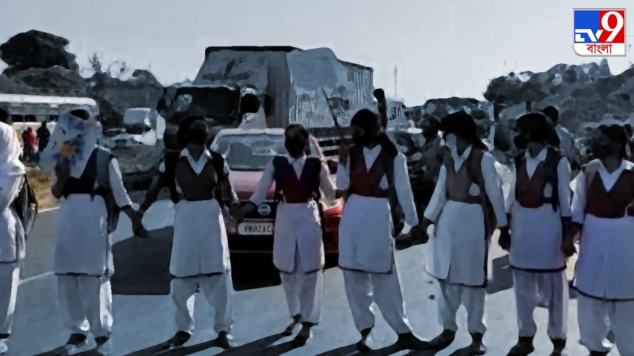 Obscene Video: শিক্ষিকার অশ্লীল ভিডিয়ো ভাইরালের জের, অপসারণের দাবিতে আন্দোলন ছাত্রীদের
