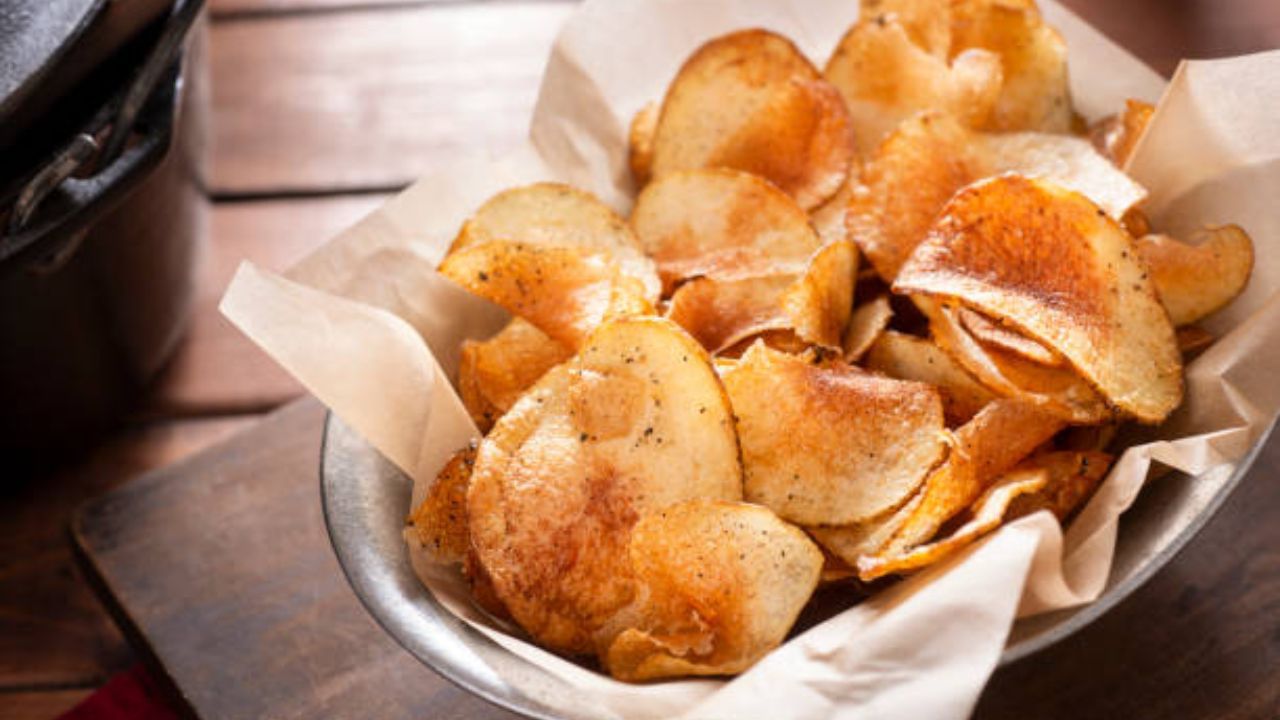Homemade Chips: শীতের সন্ধ্যায় আড্ডা জমুক চা ও অড়হর ডালের চিপসে, রইল সহজ রেসিপি