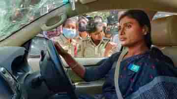 YS Sharmila arrested: অন্ধ্রের মুখ্যমন্ত্রীর বোনকে গাড়ি সমেত তুলে নিয়ে গেল তেলঙ্গানা পুলিশ, তালা ভেঙে গ্রেফতার