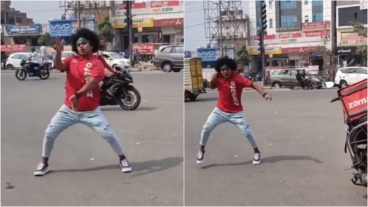Watch: মাঝরাস্তায় নাচ জ়োম্যাটো ডেলিভারি বয়ের, নেটিজ়েনরা অন্য কারণে উদ্বিগ্ন, কী সেই কারণ?