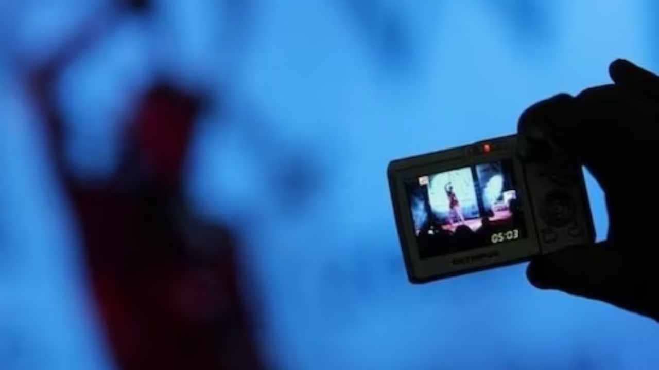 Bizarre: স্কুলের ভিতরেই পর্ন শুট, ভিডিয়ো ঘুরছে পড়ুয়াদের মধ্যে, চাকরি গেল শিক্ষিকার