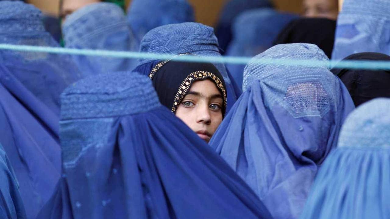 Afghanistan Taliban: স্কুলে যাওয়ায় তালিবানি ফতোয়া, বেশি বয়সের ছেলের সঙ্গেও কিশোরী মেয়ের বিয়ে দিচ্ছেন বাবা