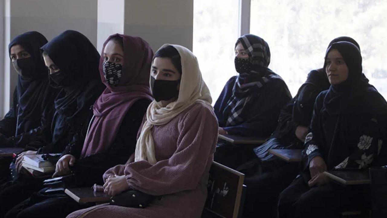Afghanistan: ভিডিয়ো: প্রতিবাদের শাস্তি! বিশ্ববিদ্যালয়ের বাইরে ছাত্রীদের পেটালো তালিবান