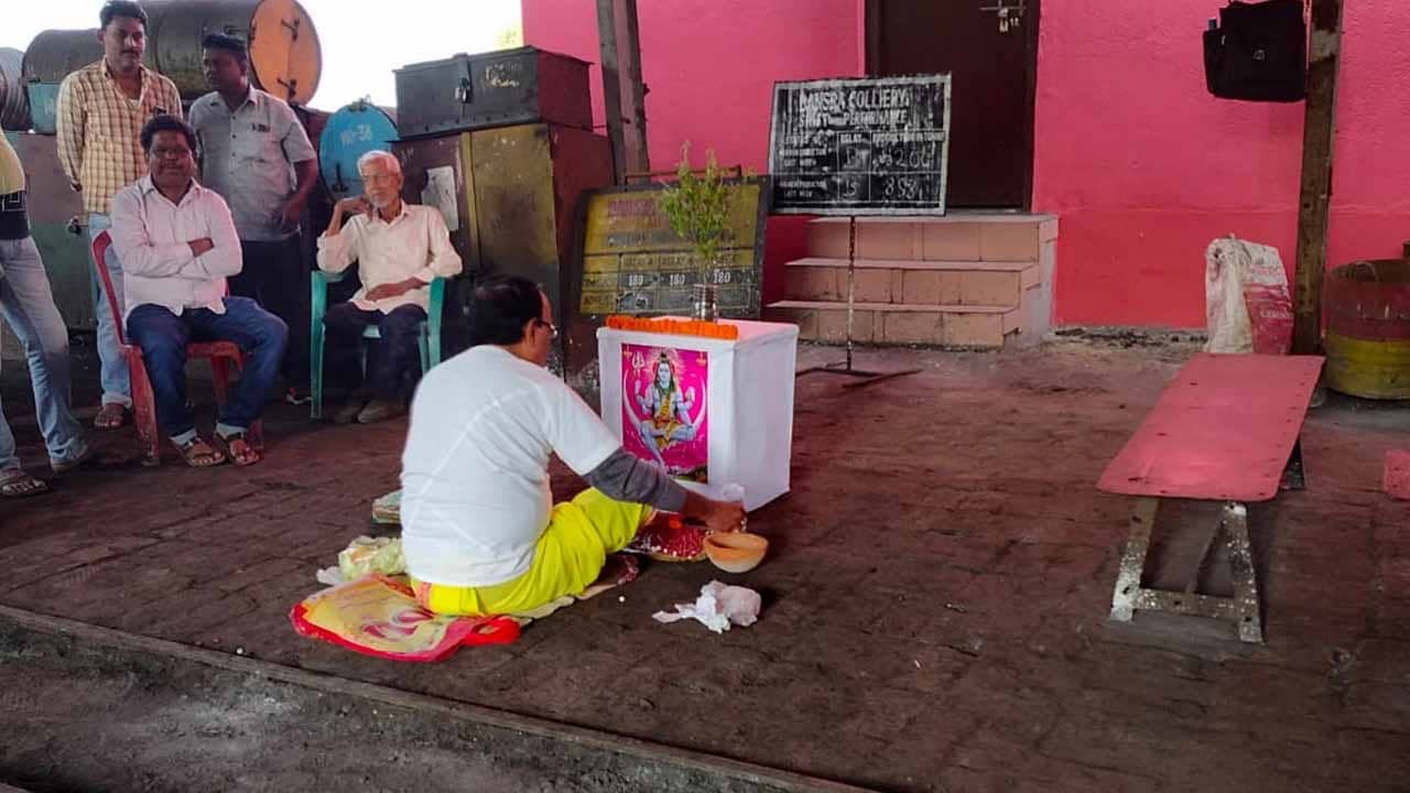 Asansol Agitation: খনির জলে ডুবল মন্দির, কূলদেবতার ছবি নিয়ে বিক্ষোভে বসলেন গ্রামবাসীরা