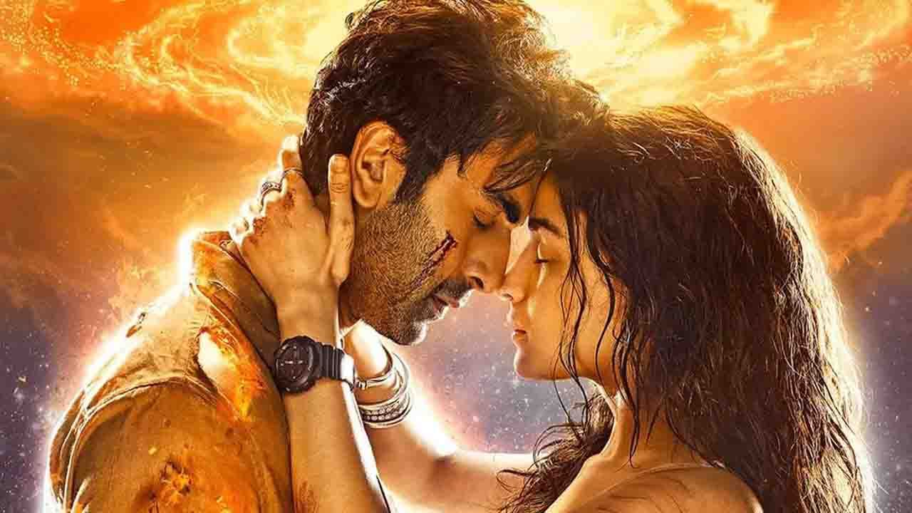 সন্তানকে কোলে নিয়ে খুশিতে ভেসেছিলেন রণবীর। ৬ নভেম্বর পরিবারে আসে কন্যা সন্তান। হাসপাতাল সেই একই। যেখানে ঋষি কাপুর প্রয়াত হয়েছিলেন। সেখানেই ভর্তি হয়েছিলেন আলিয়া ভাট। 