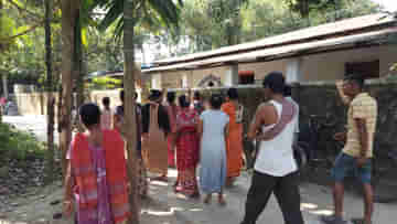 Balurghat School: শিক্ষিকারা দেরিতে আসায় হুড়োহুড়ি করে স্কুলে ঢুকছিল খুদেগুলো, আচমকাই চোখে ঢুকে গেল কাঠি, ভয়ঙ্করকাণ্ড