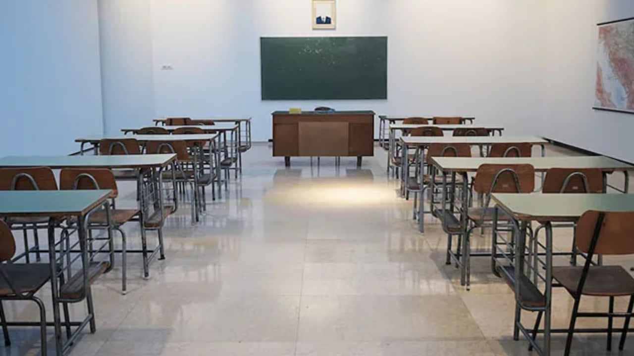 Drunk Teacher: মদ খেয়ে স্কুলে এসে মাতলামি শিক্ষকের