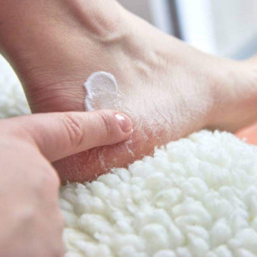 পা ফাটার সমস্যাকে দূর করতে শীতে আপনাকে ময়েশ্চারাইজার ব্যবহার করতেই হবে। তবে ময়েশ্চারাইজার ব্যবহারের পর হাঁটাচলা করবেন না। এতে পায়ে বেশি ময়লা জড়িয়ে যায়। তাই রাতে ঘুমোতে যাওয়ার আগে পায়ে ময়েশ্চারাইজার মেখে নিন। 