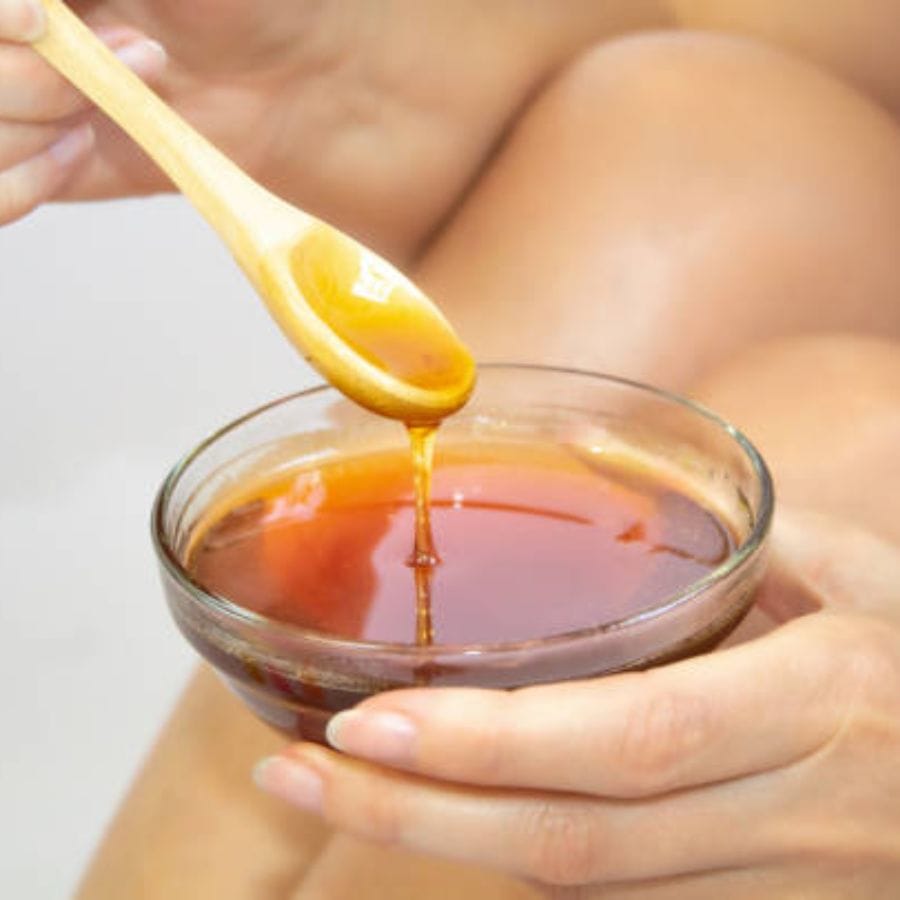 পায়ে মধু ও তেল লাগান। নারকেল তেলের সঙ্গে মধু মিশিয়ে নিন। এবার এই মিশ্রণটি ফাটা গোড়ালির উপর ১৫-২০ মিনিট লাগিয়ে রাখুন। তারপর পা ধুয়ে ফেলবেন। এই মিশ্রণটি আপনার পায়ের আর্দ্রতা বজায় রাখবে। 