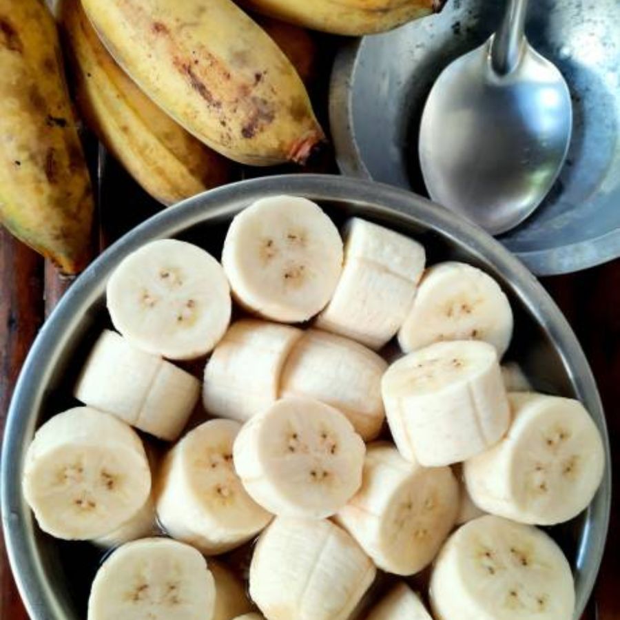 ফাটা পায়ের যত্ন নিতে আপনি ঘরোয়া উপাদানের সাহায্য নিতে পারেন। কলার সাহায্যে ফাটা গোড়ালির যত্ন নিতে পারেন। পাকা কলাকে মেখে নিয়ে গোড়ালিতে লাগান। মিনিট কুড়ি রেখে পা ধুয়ে ফেলুন। পা ফাটার সমস্যা দূর হয়ে যাবে। 