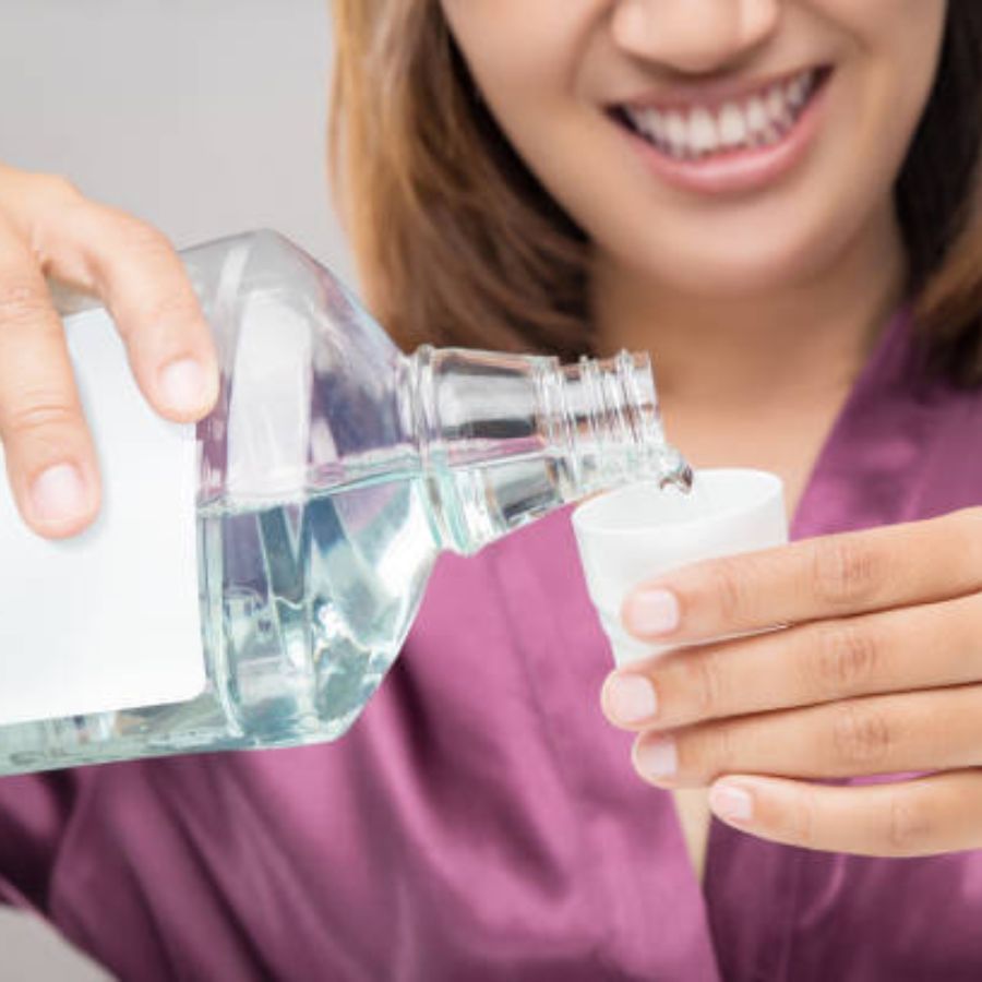 ফাটা গোড়ালির সমস্যাকে দূর করতে আপনি মাউথওয়াশ ব্যবহার করতে পারেন। ১ ভাগ মাউথওয়াশের সঙ্গে ২ ভাগ জল মিশিয়ে নিন। এবার ওই মিশ্রণে কিছুক্ষণ পা ডুবিয়ে বসে থাকুন। এতে পায়ে জমে থাকা ময়লা দূর হয়ে যাবে এবং ধীরে ধীরে পা মসৃণ হয়ে উঠবে। 