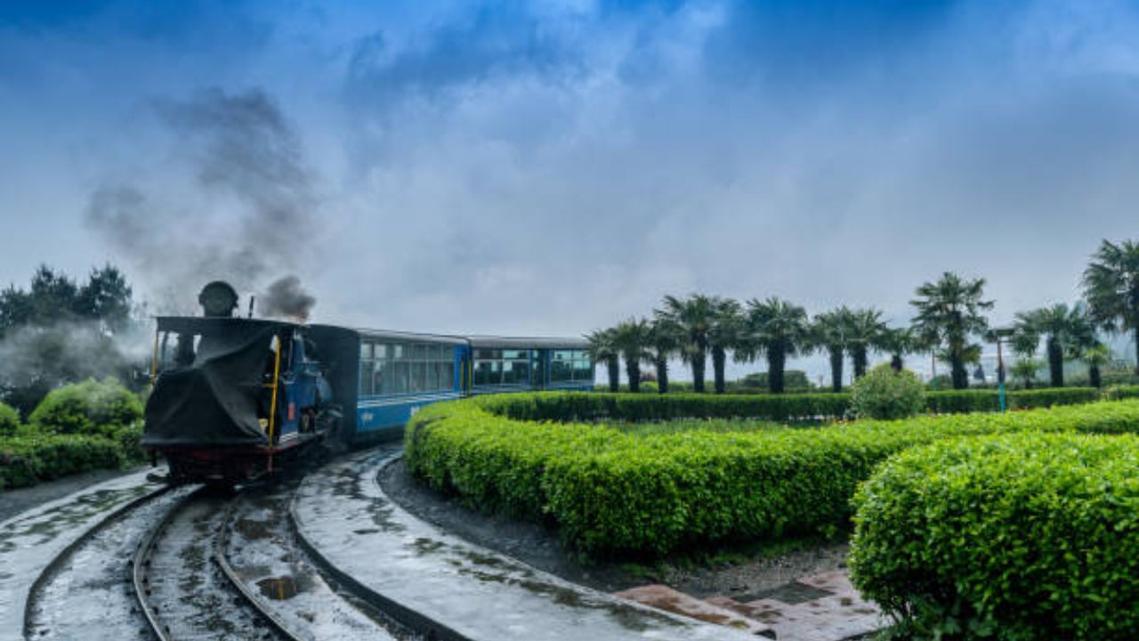 Darjeeling Toy Train: ঘুম উৎসবের নতুন আকর্ষণ! রাতের অন্ধকার ভেদ করে শৈলশহরে ছুটবে টয় ট্রেন