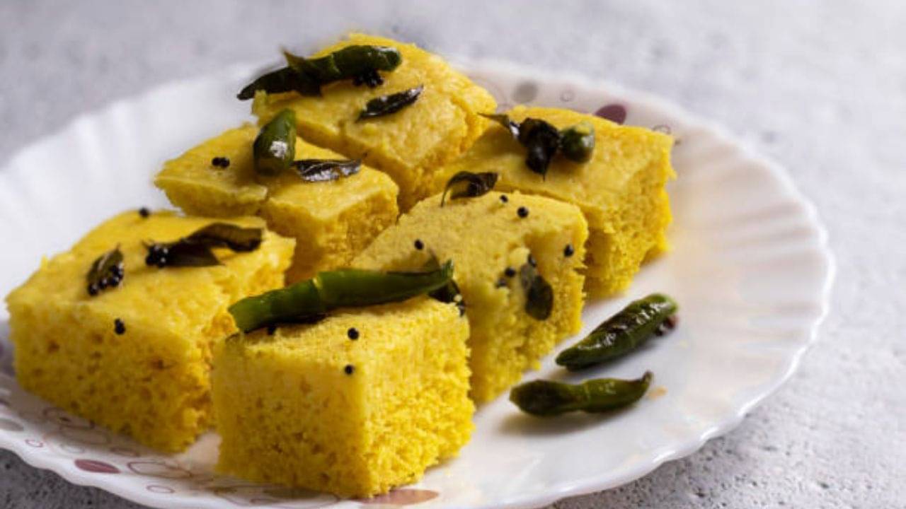 Snacks Recipe: ধোকলা দিয়ে সারুন রবিবারের জলখাবার, ছুটির দিনে রান্নার ঝক্কি পোহাতে হবে না