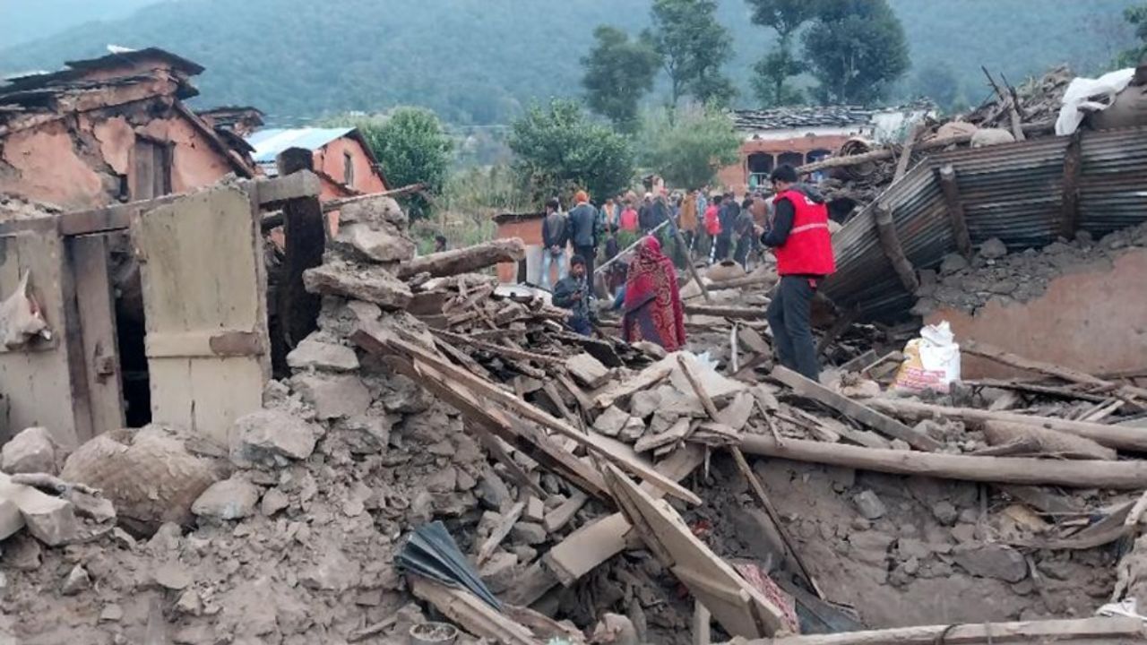 Nepal Earthquake: ধ্বংসস্তূপের নীচে বহু মানুষের চাপা পড়ে থাকার আশঙ্কা, আকাশপথে শুরু উদ্ধারকাজ