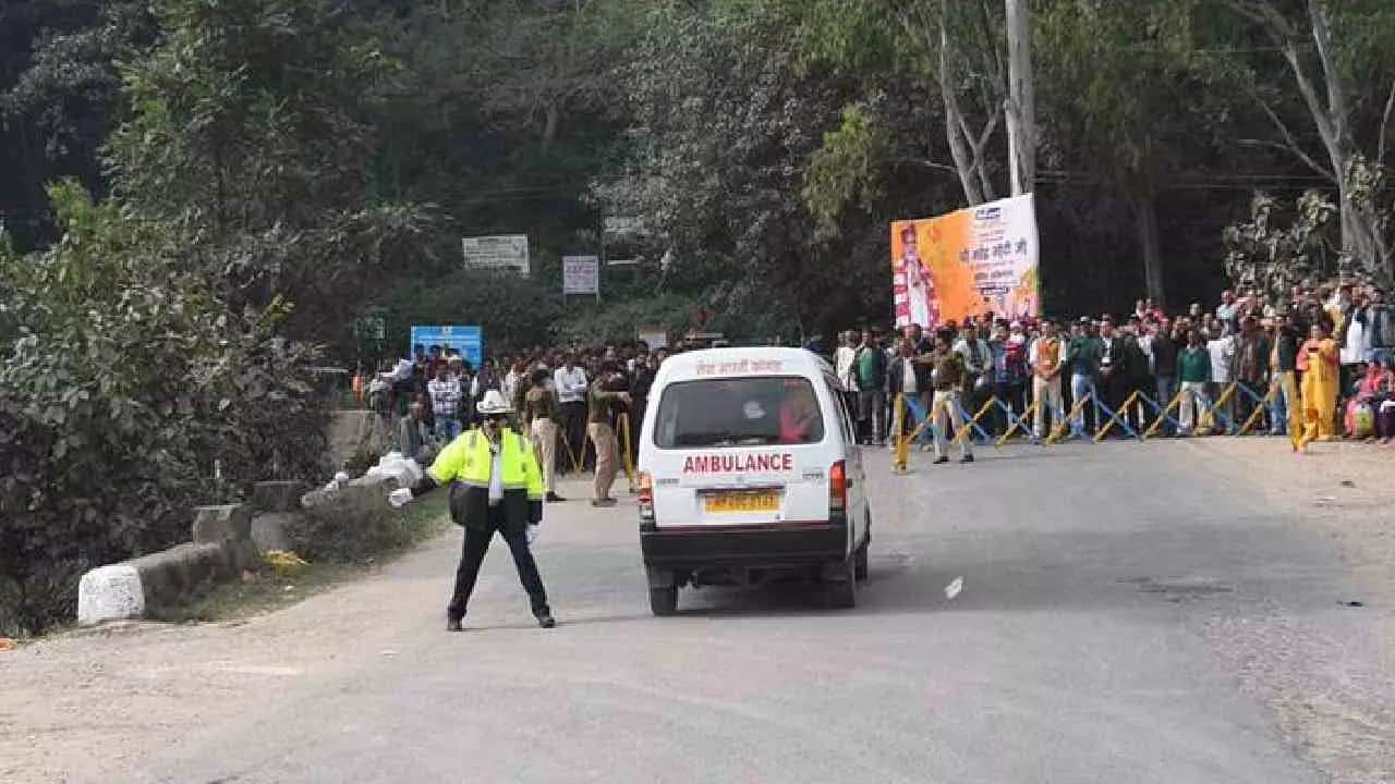 PM Narendra Modi: মাঝরাস্তায় কনভয় থামিয়ে দিলেন প্রধানমন্ত্রী মোদী, কেন দেখুন ভিডিয়োতে