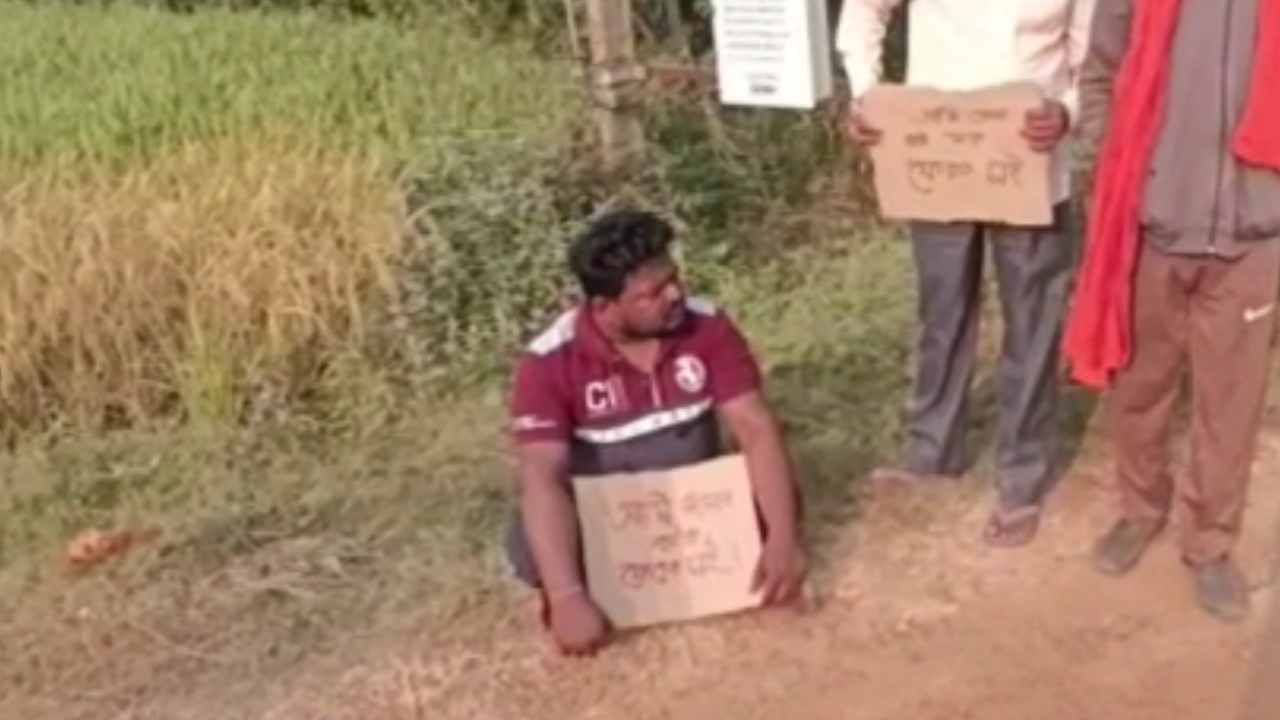 Sit in protest: বাপের বাড়ি থেকে ফিরছে না স্ত্রী, শ্বশুরবাড়ির সামনে ধর্না স্বামীর