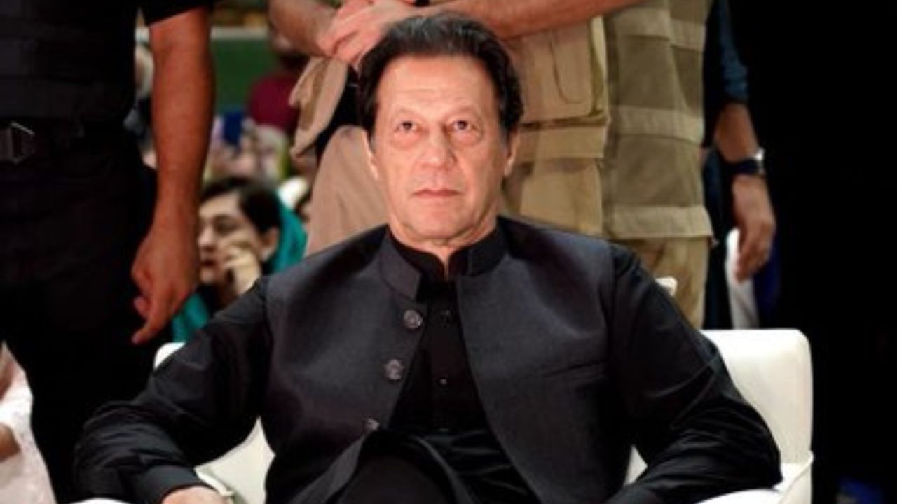 Imran Khan: ডান পা ফুঁড়ে গিয়েছে চারটি গুলি! আর কি হাঁটতে পারবেন ইমরান খান?