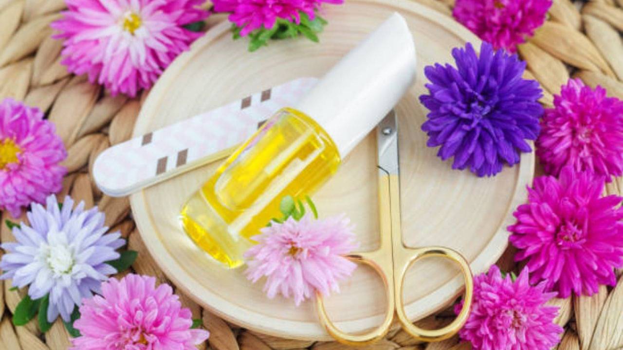 Cuticle Oil: শীত পড়তেই শুকিয়ে যাচ্ছে নখের চামড়া? এই ভাবে বাড়িতে বানিয়ে নিন কিউটিকল অয়েল