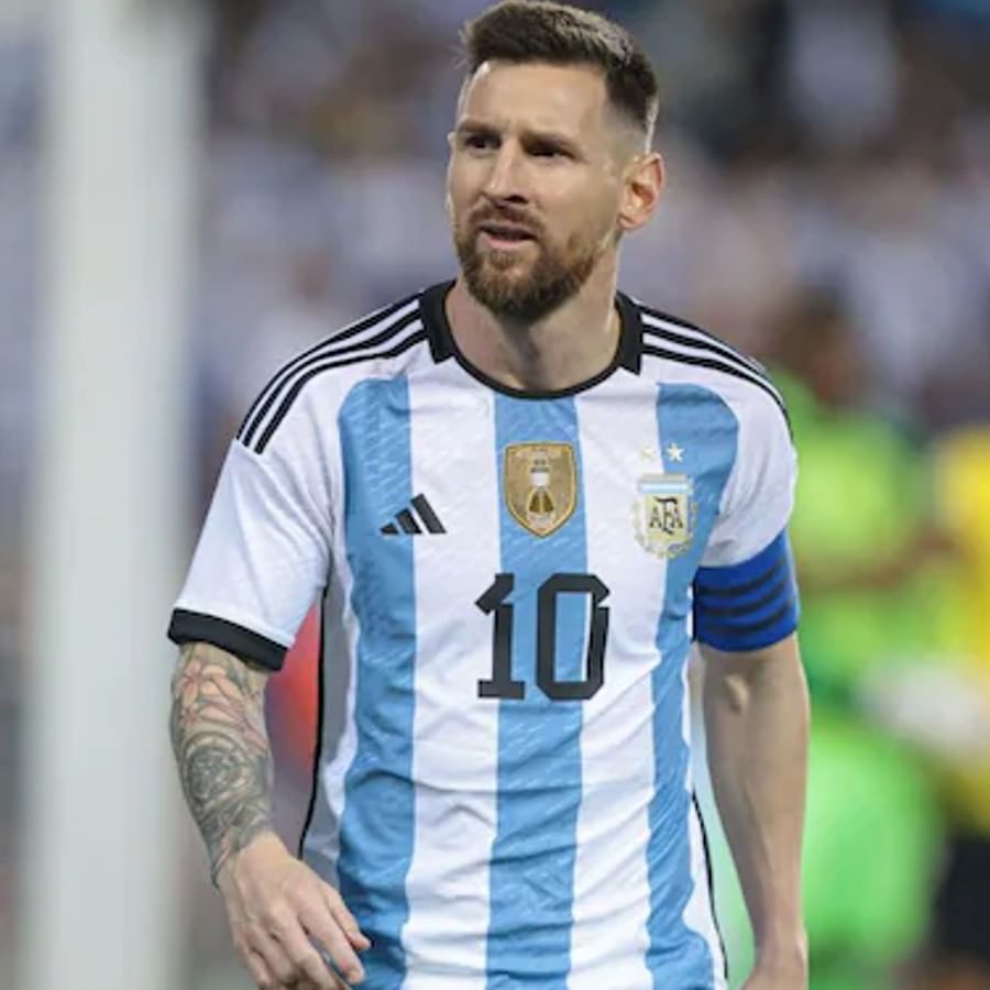 লিওনেল মেসি (Lionel Messi)। নামটার সঙ্গে আট থেকে আশির একটা আলাদা আবেগ জড়িয়ে রয়েছে। কাতারেই কেরিয়ারের শেষ বিশ্বকাপ খেলতে চলেছেন আর্জেন্টিনার অধিনায়ক মেসি। ২০০৬ সালে বিশ্বকাপে অভিষেক হয়েছিল মেসির। এরপর আরও তিনটি বিশ্বকাপে খেলেছেন তিনি। এ বার মেসি কেরিয়ারের পঞ্চম বিশ্বকাপে খেলতে চলেছেন। (ছবি-টুইটার)