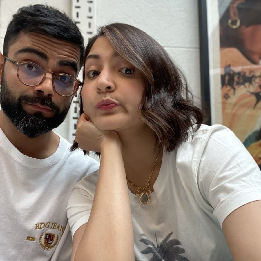 ২০১৬ সালে স্বপ্নের প্রেমকাহিনীর 'দ্য এন্ড' করতে চেয়েছিলেন বিরুষ্কা জুটি। প্রকাশ্যে একসঙ্গে দেখা যেত না বিরাট-অনুষ্কাকে। ইনস্টাগ্রাম থেকে একে অপরকে আনফলো করে দিয়েছিলেন। সেইসময় সুলতানের শুটিং করছিলেন অনুষ্কা। শোনা যায়, ব্রেক আপের খবর শুনে অনুষ্কাকে সরাসরি জিজ্ঞাসা করেন সলমন খান। অনুষ্কার ভাই ছাড়াও এই জুটিকে ফের একছাদের তলায় নিয়ে আসতে বড় ভূমিকা ছিল ভাইজানের। এই দূরত্বই একে অপরকে আরও কাছাকাছি নিয়ে আসে। (ছবি:ইনস্টাগ্রাম) 