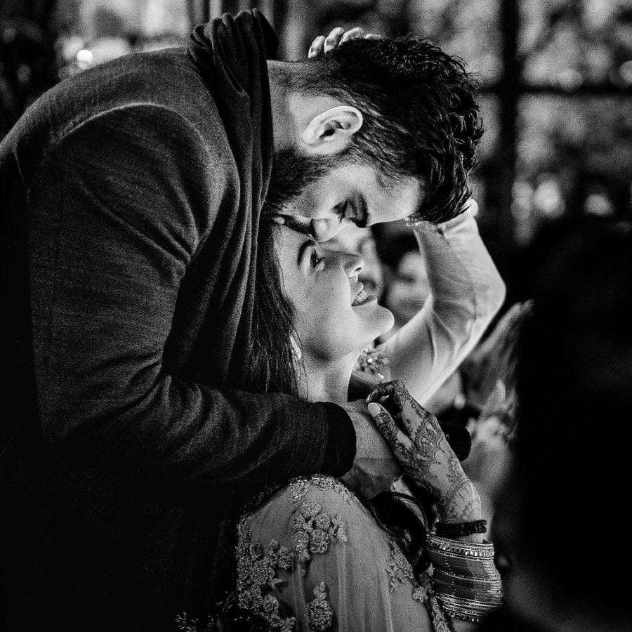 ফের ক্রিকেট ও বলিউডের মেলবন্ধন ঘটিয়েছেন বিরাট কোহলি ও অনুষ্কার শর্মা। এই জুটির প্রেম কাহিনী রূপকথার মতো মনে হলেও সম্পর্কে অনেক চড়াই উতরাই দেখেছেন দু'জনে। গোপনে প্রেম থেকে ব্রেক আপ, ট্রোলদের সামলানো- বিরাটের ৩৪তম জন্মদিনে আরও একবার ঝালিয়ে নেওয়া যাক বিরুষ্কার প্রেম।(ছবি:ইনস্টাগ্রাম) 