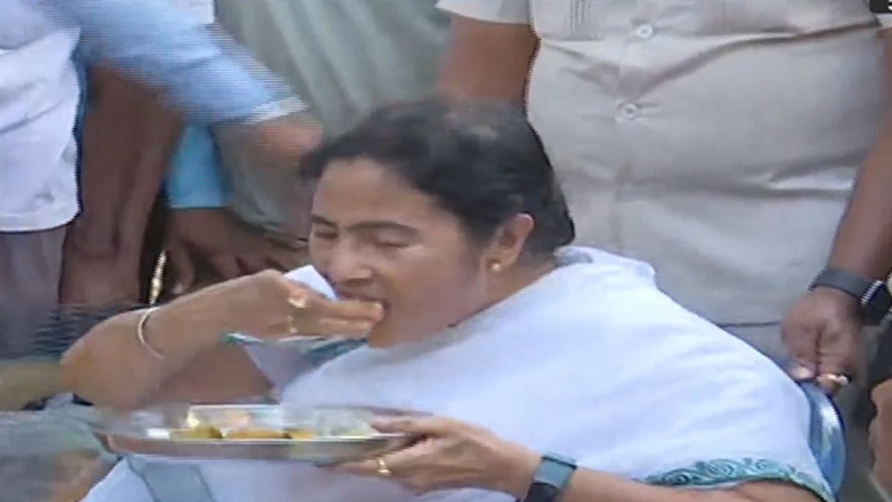 CM Mamata Banerjee: মধ্যাহ্নভোজ রাজনীতি: রেশনের চালের ভাত-ওলকচু খেয়ে নজর কাড়লেন মমতা