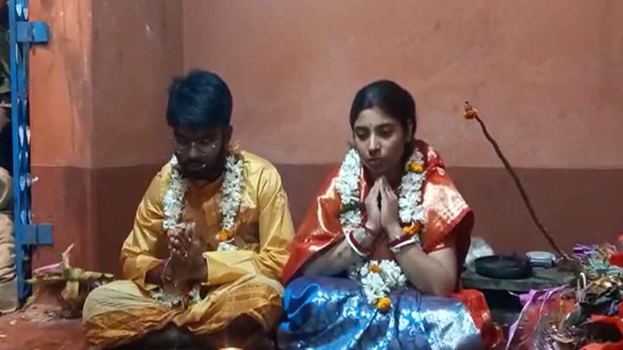 Paschim Medinipur Marriage: ১৩ ঘণ্টা ঠাঁই বসে বরকে জিতে নিলেন এই মেয়ে! বাহবা দিচ্ছেন গ্রামবাসীরাও